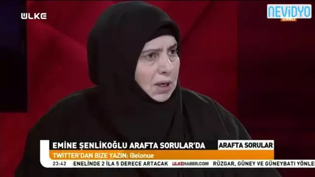 Emine Şenlikoğlu: Kızlar İç Çamaşırıyla Yarışıyor Emine Şenlikoğlu: Kızlar İç Çamaşırıyla Yarışıyor