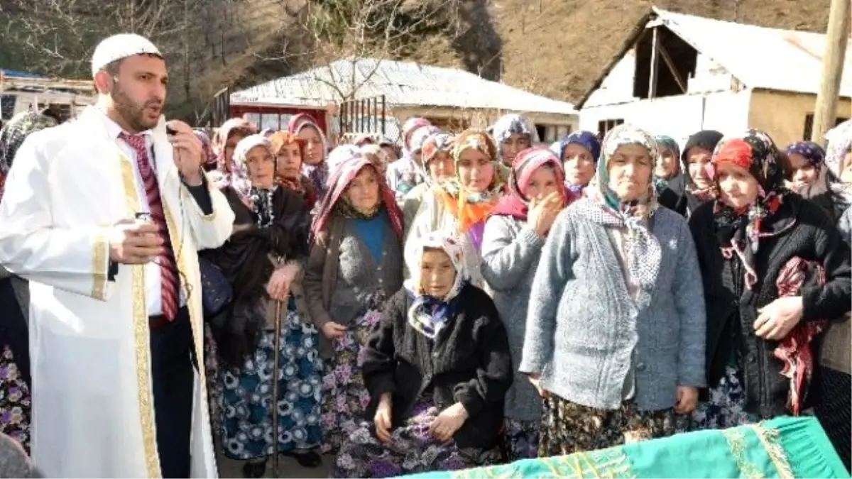 İstanbulda İş Kazası Sonucu Hayatını Kaybeden İşçi Toprağa Verildi