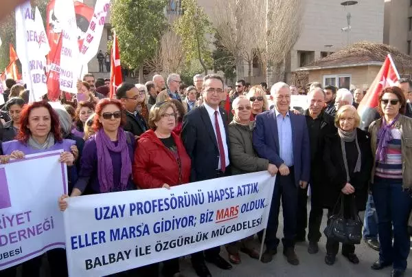 Türbana Engel Oldu Diye Cezaevine Giren Prof. Dr. Pekünlü, Yeniden Hakim Karşısında Türbana Engel Oldu Diye Cezaevine Giren Prof. Dr. Pekünlü, Yeniden Hakim Karşısında