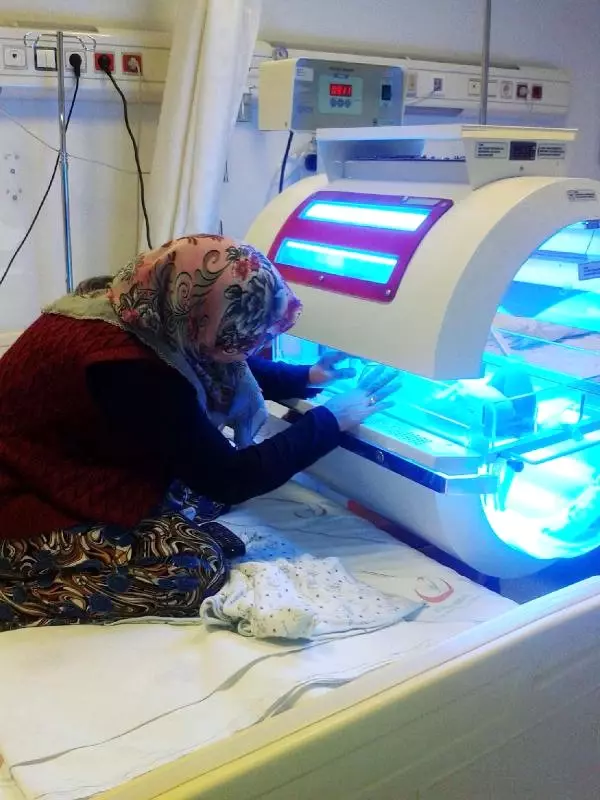 Poyraz Bebek Modern Fototerapi Cihazında