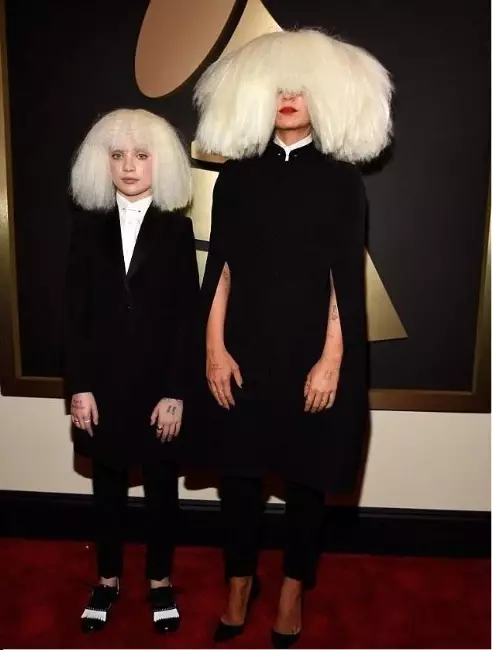 Grammy Ödül Törenine Dev Perukla Katıldılar Grammy Ödül Törenine Dev Perukla Katıldılar