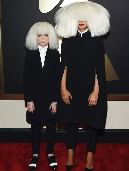 Grammy Ödül Törenine Dev Perukla Katıldılar Grammy Ödül Törenine Dev Perukla Katıldılar