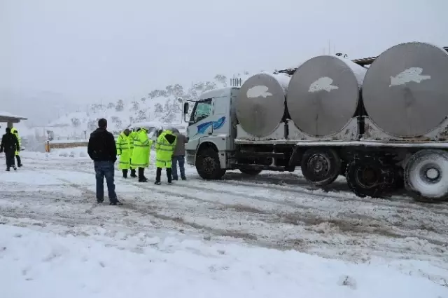 Sertavul Geçidi'nde Ulaşım Güçlükle Sağlanıyor