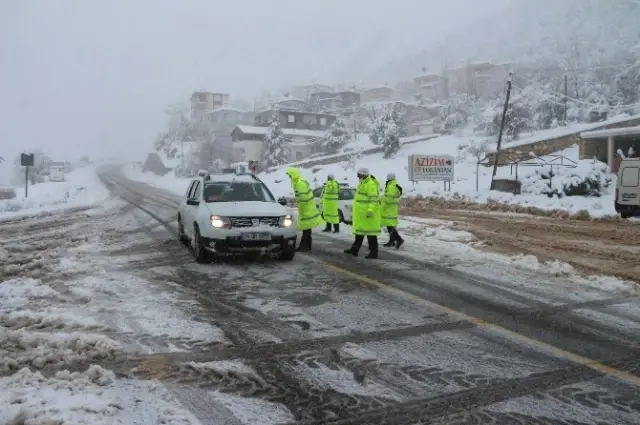 Sertavul Geçidi'nde Ulaşım Güçlükle Sağlanıyor
