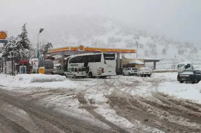 Sertavul Geçidi'nde Ulaşım Güçlükle Sağlanıyor