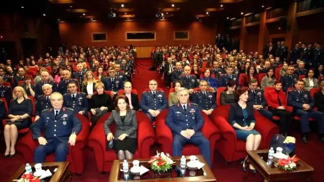 Şehit Eşi Esra Aydoğdu'ya Şehadet Belgesi Şehit Eşi Esra Aydoğdu'ya Şehadet Belgesi