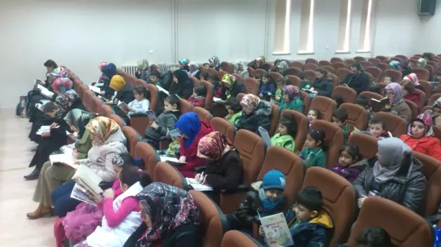 Veliler Kitap Okuyarak Çocuklarına Örnek Oluyor Veliler Kitap Okuyarak Çocuklarına Örnek Oluyor