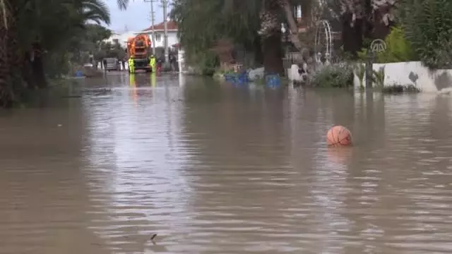 Çeşme'deki Kuvvetli Yağış - Evini Su Basan Kadın Gözyaşlarını Tutamadı Çeşme'deki Kuvvetli Yağış - Evini Su Basan Kadın Gözyaşlarını Tutamadı