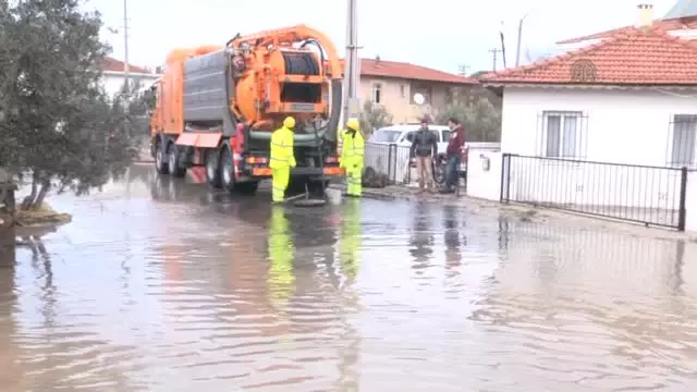 Çeşme'deki Kuvvetli Yağış - Evini Su Basan Kadın Gözyaşlarını Tutamadı Çeşme'deki Kuvvetli Yağış - Evini Su Basan Kadın Gözyaşlarını Tutamadı
