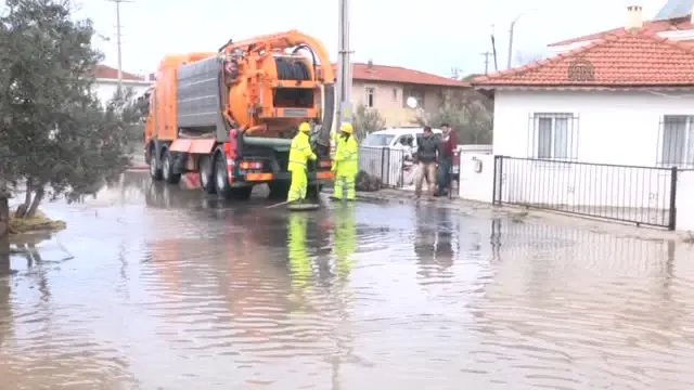 Çeşme'deki Kuvvetli Yağış - Evini Su Basan Kadın Gözyaşlarını Tutamadı Çeşme'deki Kuvvetli Yağış - Evini Su Basan Kadın Gözyaşlarını Tutamadı