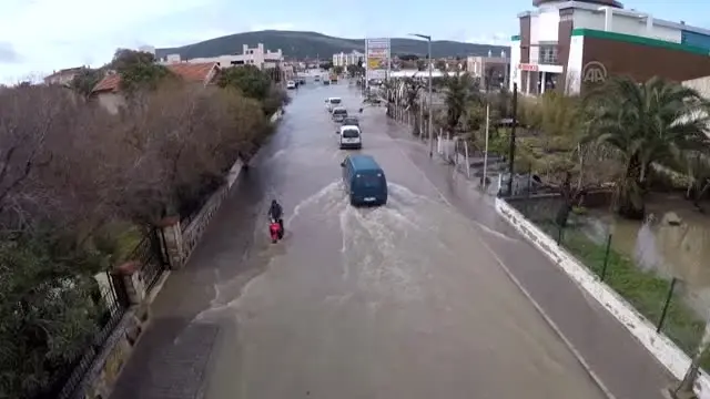 Çeşme'deki Kuvvetli Yağış - Su Basan Evlerde Tahliye Çalışması Sürüyor Çeşme'deki Kuvvetli Yağış - Su Basan Evlerde Tahliye Çalışması Sürüyor