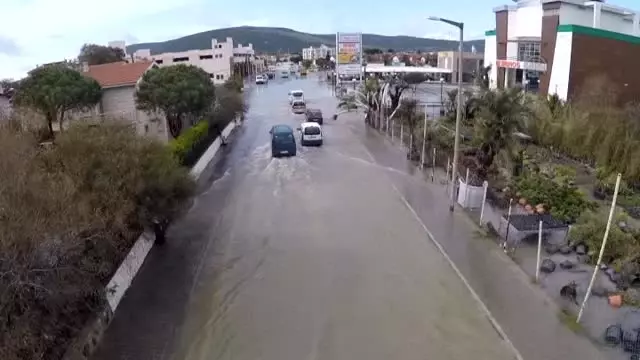 Çeşme'deki Kuvvetli Yağış - Su Basan Evlerde Tahliye Çalışması Sürüyor Çeşme'deki Kuvvetli Yağış - Su Basan Evlerde Tahliye Çalışması Sürüyor