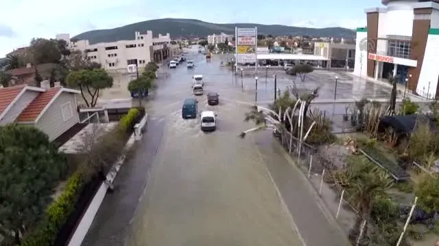 Çeşme'deki Kuvvetli Yağış - Su Basan Evlerde Tahliye Çalışması Sürüyor Çeşme'deki Kuvvetli Yağış - Su Basan Evlerde Tahliye Çalışması Sürüyor