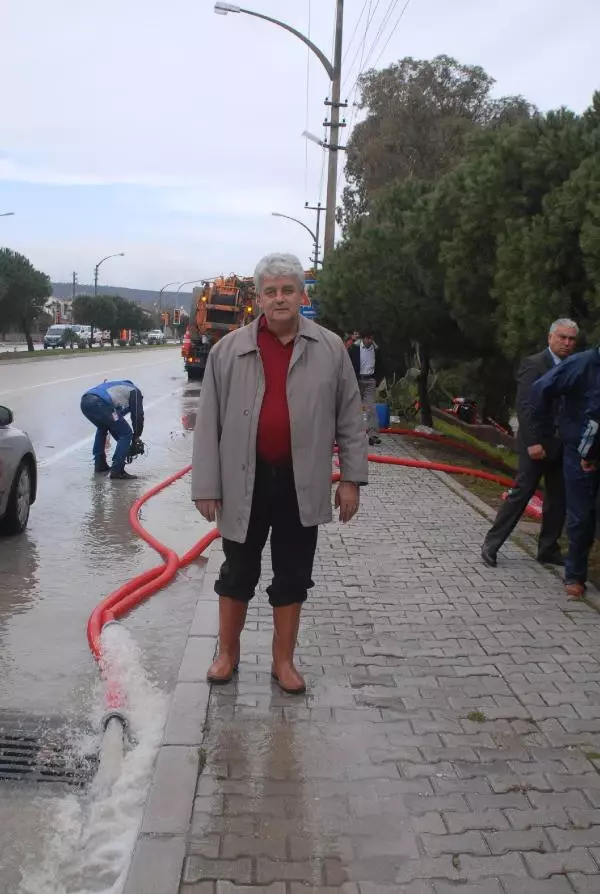 Çeşme, Sağanak Yağmura Teslim Oldu, 200 Ev ve İşyerini Bu Bastı