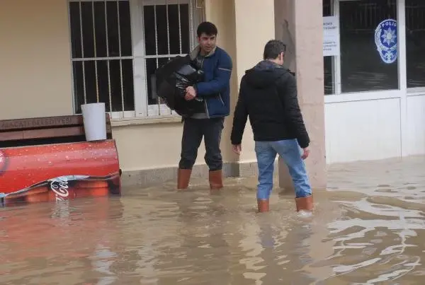 Çeşme, Sağanak Yağmura Teslim Oldu, 200 Ev ve İşyerini Bu Bastı