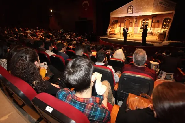 Nazım'ın 'Yolcu'su Necip Fazıl Kısakürek Salonu'nda Nazım'ın 'Yolcu'su Necip Fazıl Kısakürek Salonu'nda