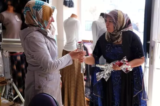 Gürpınarlı Kadınlara Karanfil Dağıtıldı Gürpınarlı Kadınlara Karanfil Dağıtıldı
