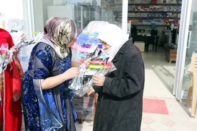 Gürpınarlı Kadınlara Karanfil Dağıtıldı Gürpınarlı Kadınlara Karanfil Dağıtıldı
