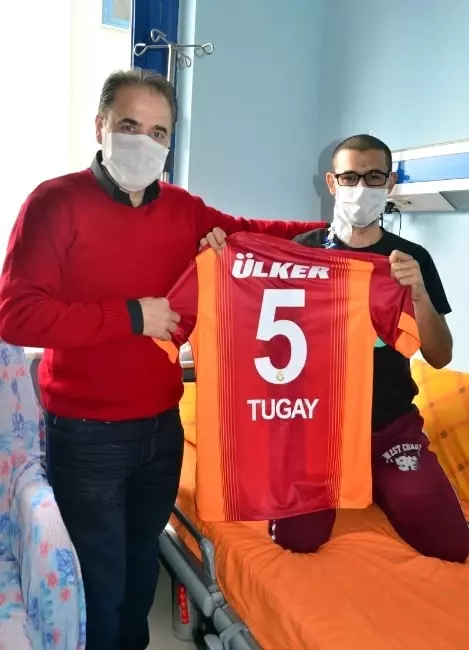 Tugay Kerimoğlu'ndan Lösemili Adaşına İmzalı Forma