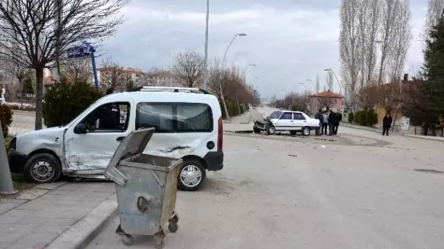 Hastaneye Giderken Kaza Yaptı Hastaneye Giderken Kaza Yaptı
