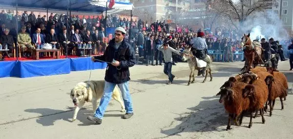 Kurtuluş Coşkusunda Ermeni Katliamı Canlandırıldı Kurtuluş Coşkusunda Ermeni Katliamı Canlandırıldı