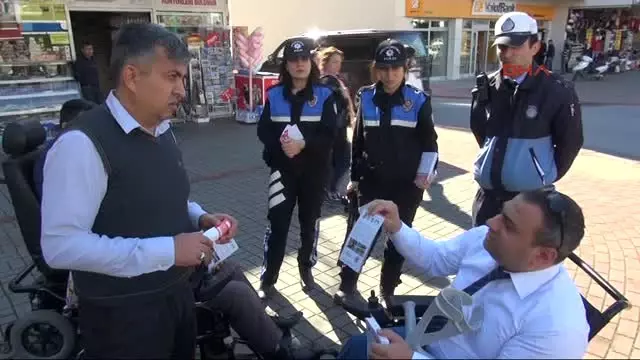 Alanya 'Engelsiz Trafik' İçin Sürücülere Şaka Ceza Makbuzu Alanya 'Engelsiz Trafik' İçin Sürücülere Şaka Ceza Makbuzu