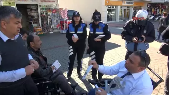 Alanya 'Engelsiz Trafik' İçin Sürücülere Şaka Ceza Makbuzu Alanya 'Engelsiz Trafik' İçin Sürücülere Şaka Ceza Makbuzu