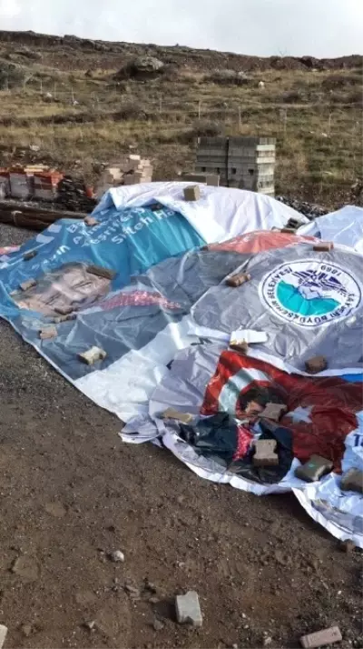 Başbakan'ın Fotoğrafının Bulunduğu Afişler Moloz Yığınlarının Üstüne Örtüldü Başbakan'ın Fotoğrafının Bulunduğu Afişler Moloz Yığınlarının Üstüne Örtüldü