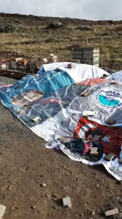 Başbakan'ın Fotoğrafının Bulunduğu Afişler Moloz Yığınlarının Üstüne Örtüldü Başbakan'ın Fotoğrafının Bulunduğu Afişler Moloz Yığınlarının Üstüne Örtüldü