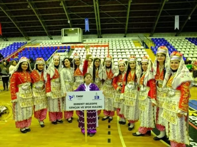Edremitli Folklorcular Balıkesir Birincisi Oldu