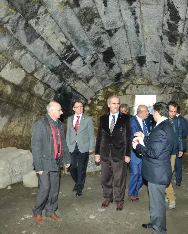 İznik'te 2 Bin Yıllık Amfi Tiyatro Restore Ettirilecek İznik'te 2 Bin Yıllık Amfi Tiyatro Restore Ettirilecek