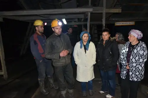 Maaşlarını Alamayan Maden İşçileri, Kendilerini Ocağa Kapattı Maaşlarını Alamayan Maden İşçileri, Kendilerini Ocağa Kapattı