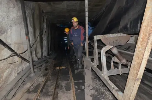 Maaşlarını Alamayan Maden İşçileri, Kendilerini Ocağa Kapattı Maaşlarını Alamayan Maden İşçileri, Kendilerini Ocağa Kapattı
