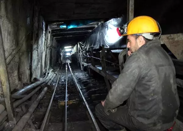 Maaşlarını Alamayan Maden İşçileri 'Ocaktan Çıkmama' Eylemi Başlattı Maaşlarını Alamayan Maden İşçileri 'Ocaktan Çıkmama' Eylemi Başlattı