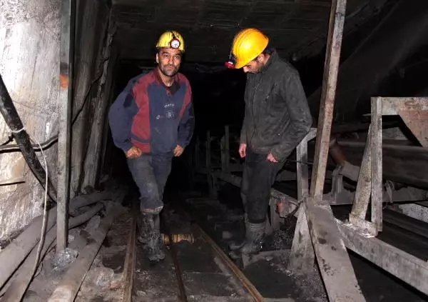 Maaşlarını Alamayan Maden İşçileri 'Ocaktan Çıkmama' Eylemi Başlattı Maaşlarını Alamayan Maden İşçileri 'Ocaktan Çıkmama' Eylemi Başlattı