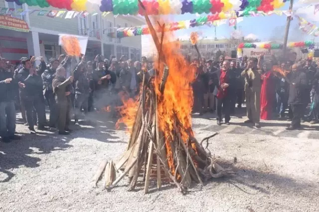 Gürpınar'da Nevruz Kutlaması Gürpınar'da Nevruz Kutlaması