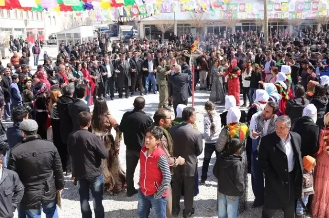 Gürpınar'da Nevruz Kutlaması Gürpınar'da Nevruz Kutlaması