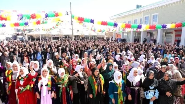 Gürpınar'da Nevruz Kutlaması Gürpınar'da Nevruz Kutlaması