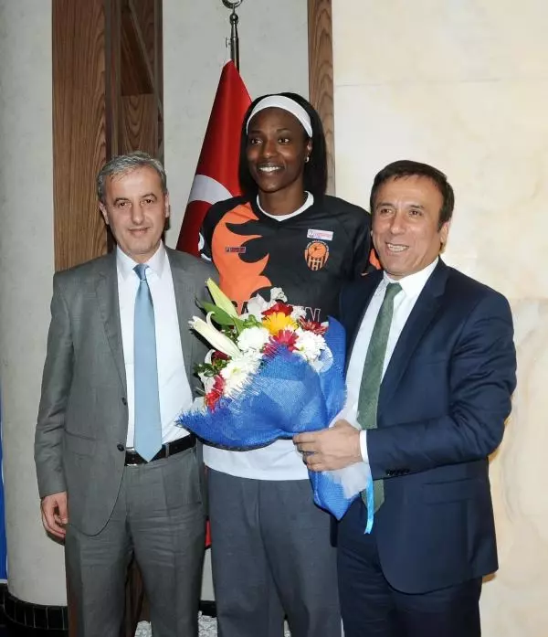 ABD'li Sylvia Fowles: Takımımızı Ligde Tutacağız ABD'li Sylvia Fowles: Takımımızı Ligde Tutacağız