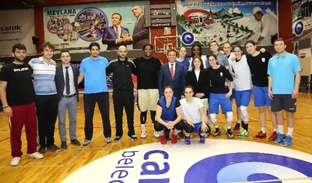 Genç'ten Beşiktaş Maçı Öncesi Basketbol Takımına Baklava Dopingi Genç'ten Beşiktaş Maçı Öncesi Basketbol Takımına Baklava Dopingi