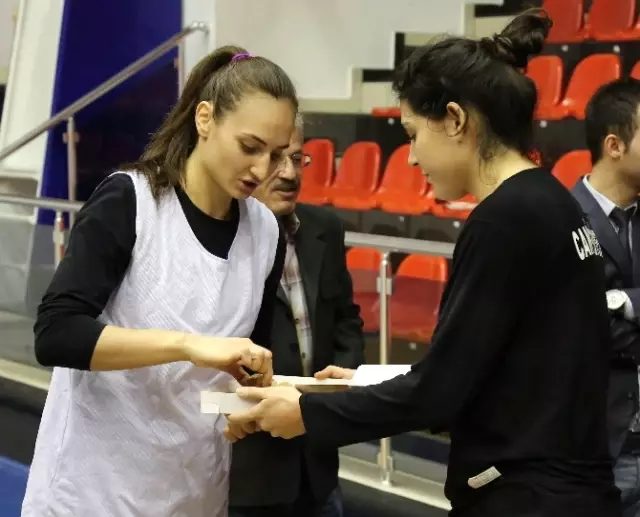 Genç'ten Beşiktaş Maçı Öncesi Basketbol Takımına Baklava Dopingi Genç'ten Beşiktaş Maçı Öncesi Basketbol Takımına Baklava Dopingi