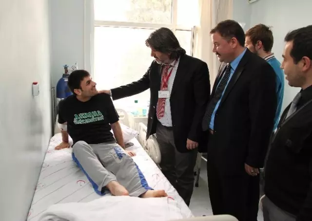 Afgan Öğrenci Türk Hekimlere Emanet