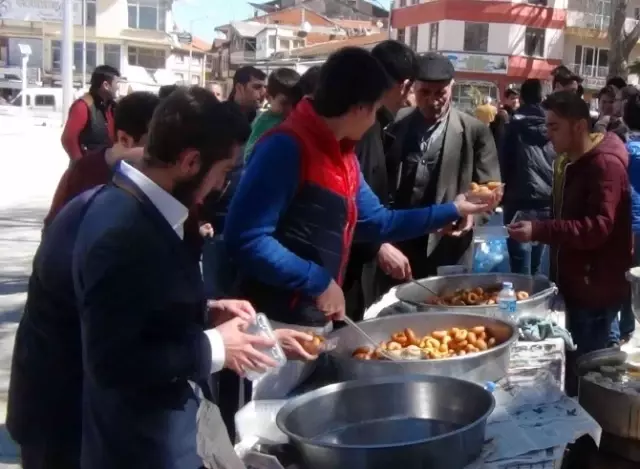 Simav Ülkü Ocakları Başbuğ Türkeş İçin 5 Bin Kişiye Lokma İkram Etti Simav Ülkü Ocakları Başbuğ Türkeş İçin 5 Bin Kişiye Lokma İkram Etti