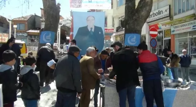 Simav Ülkü Ocakları Başbuğ Türkeş İçin 5 Bin Kişiye Lokma İkram Etti Simav Ülkü Ocakları Başbuğ Türkeş İçin 5 Bin Kişiye Lokma İkram Etti