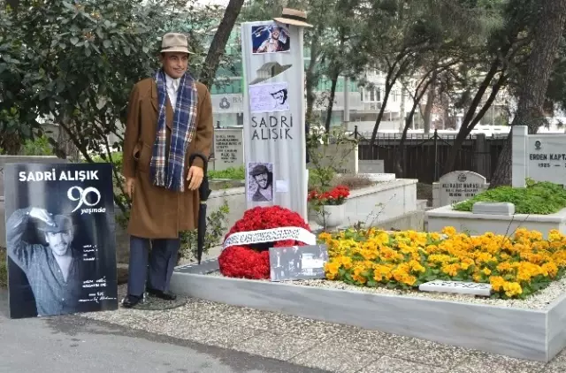Sevenleri Sadri Alışık'ın Doğum Gününü Kutladı Sevenleri Sadri Alışık'ın Doğum Gününü Kutladı