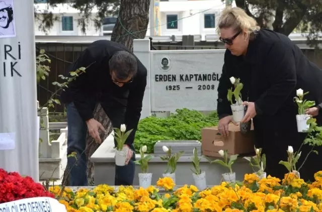 Sevenleri Sadri Alışık'ın Doğum Gününü Kutladı Sevenleri Sadri Alışık'ın Doğum Gününü Kutladı