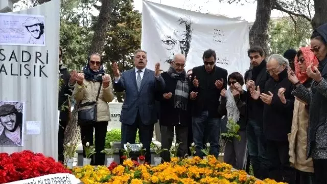 Sevenleri Sadri Alışık'ın Doğum Gününü Kutladı Sevenleri Sadri Alışık'ın Doğum Gününü Kutladı