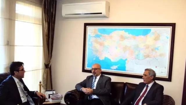 Tiyatroda Fore Kazıklar Çakılıyor Tiyatroda Fore Kazıklar Çakılıyor