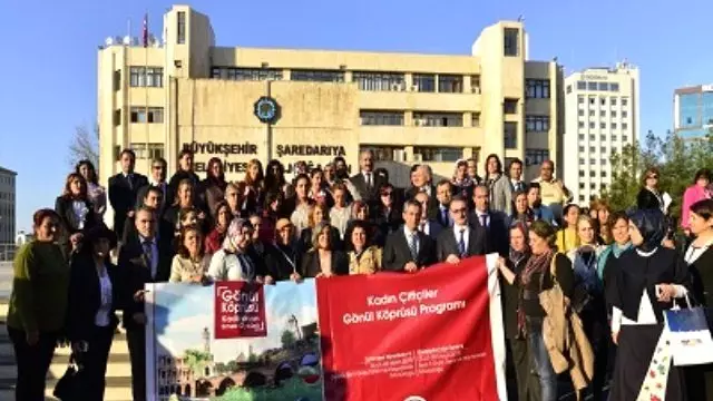 İzmirli Kadın Çiftçilerden Eş Başkanlara Ziyaret İzmirli Kadın Çiftçilerden Eş Başkanlara Ziyaret