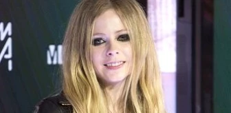 Avril Lavigne Kene Yüzünden Yatalak Oldu